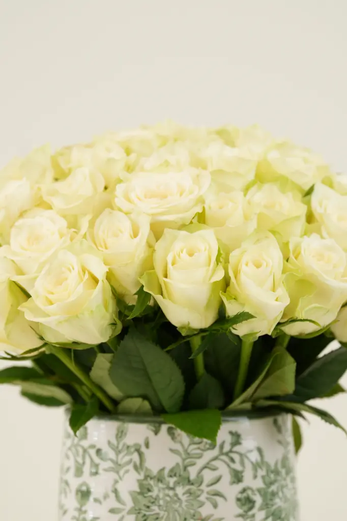 [BQ-IEWRPFVA-014] Ivory Elegance White Roses - Porcelain Floral Vase Arrangement
