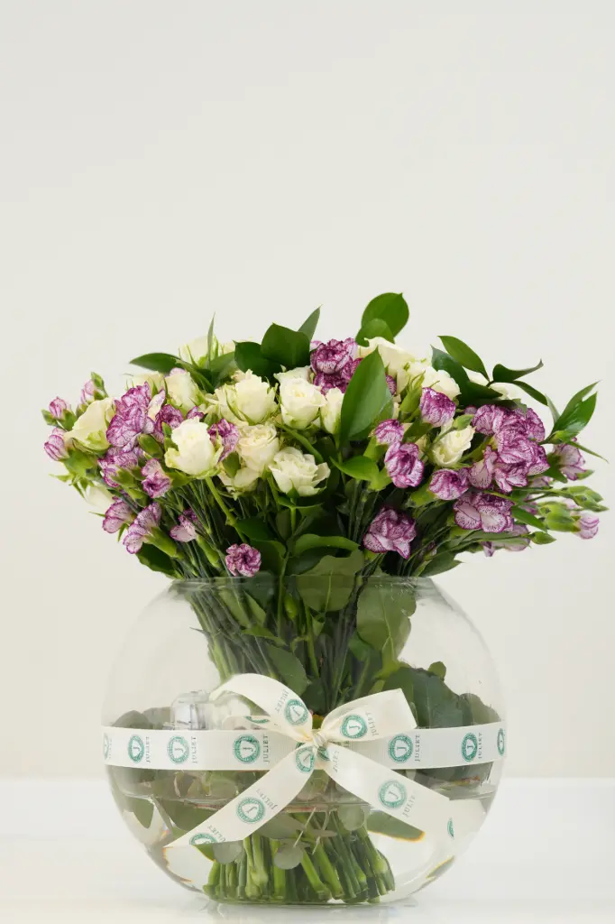 [BQ-IRGGVA-015] Ivory Rose Garden - Glass Vase Arrangement
