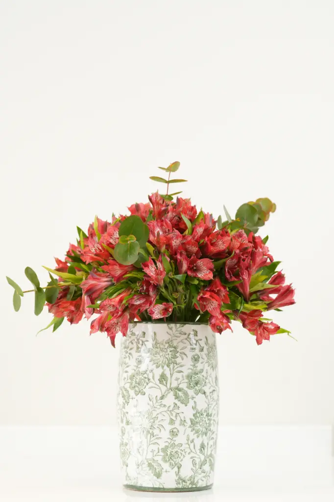 [BQ-FEPFVA-010] Floral Embrace - Porcelain Floral Vase Arrangement 