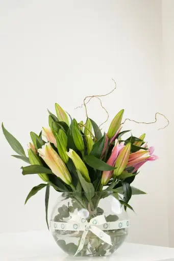 [BQ-LSFPLAIGV-021] Lily Serenity – Fresh Pink Lily Arrangement in Glass Vase