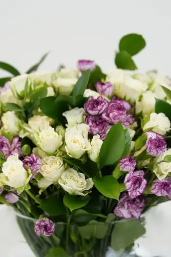 [BQ-IRGGVA-015] Ivory Rose Garden - Glass Vase Arrangement