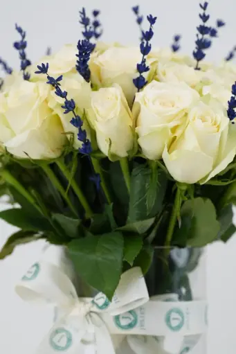 [BQ-LCHGVA-019] Lavender Cream Harmony - Glass Vase Arrangement